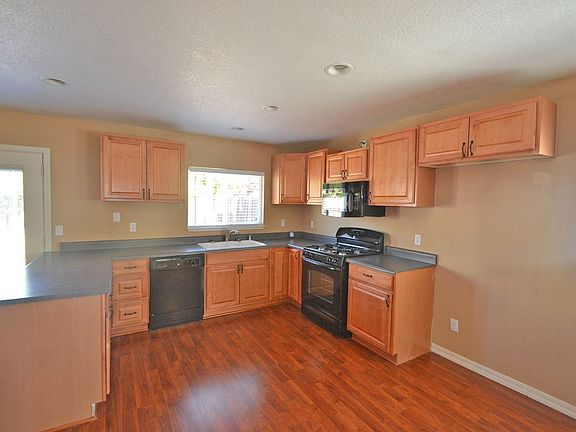 3rd image of 680 Thomas St