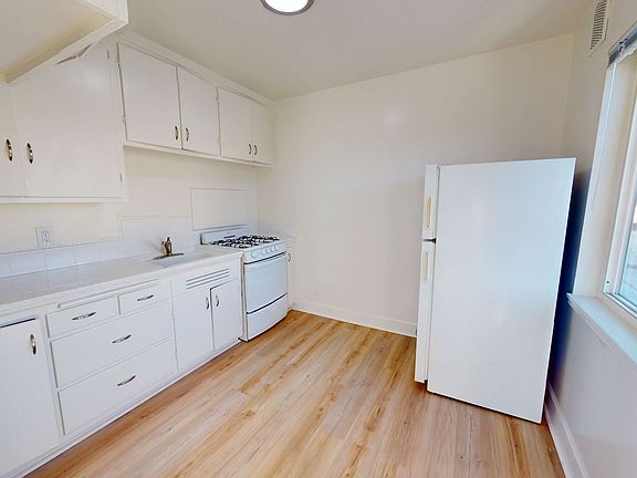 5th image of 450 28th St APT 302