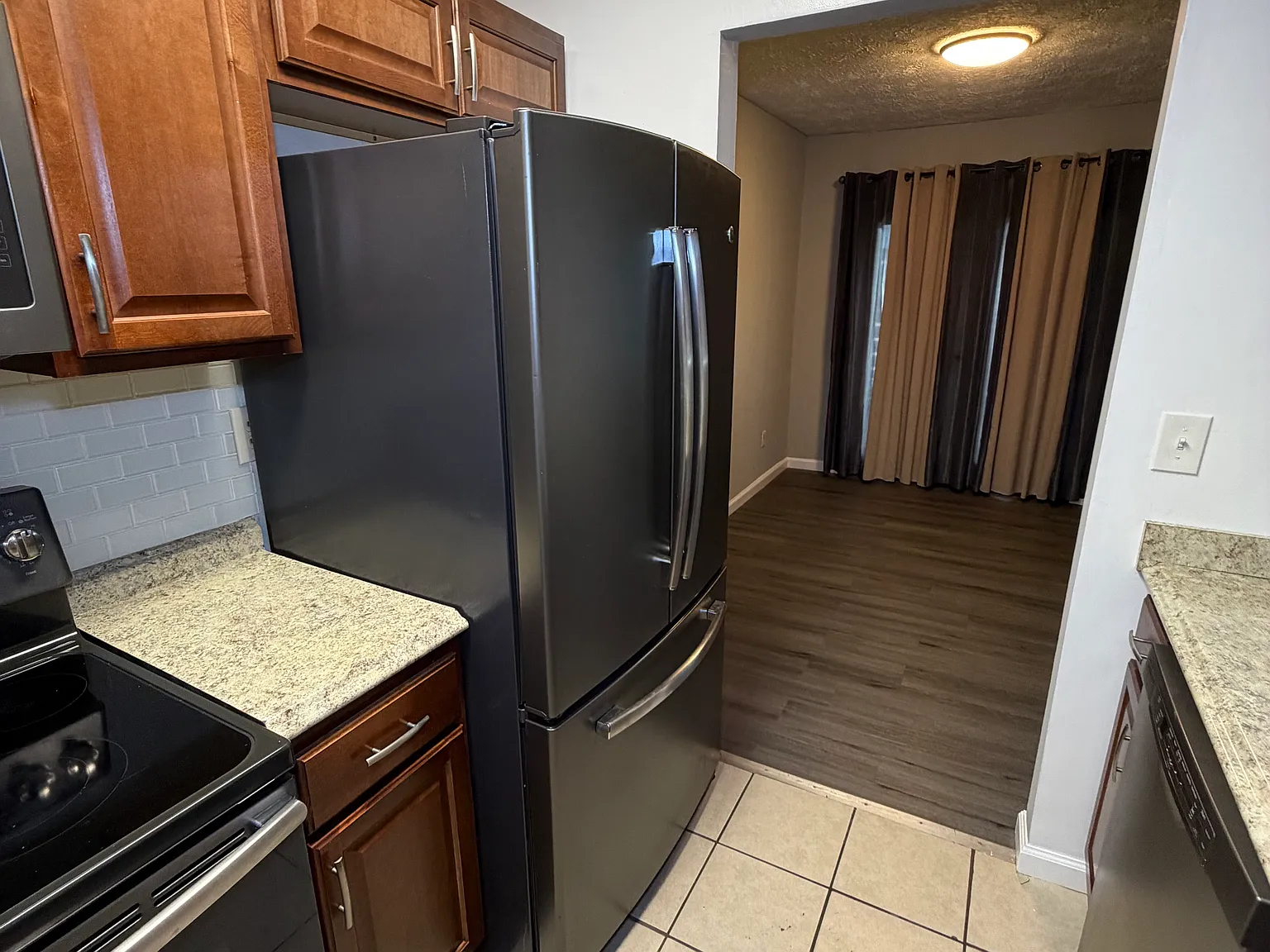 2 bed, 1.5 bath, 1250 sqft, $1,425 — Photo 2