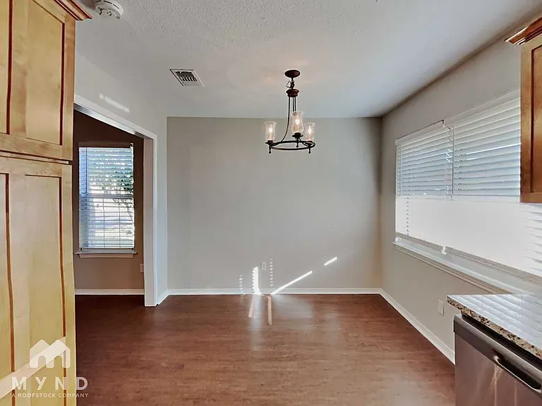 461 NW Charlyne Dr — Photo 5