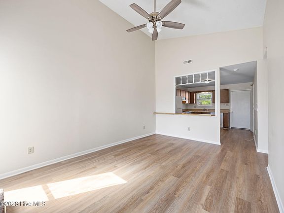 5th image of 208 Yaupon Drive