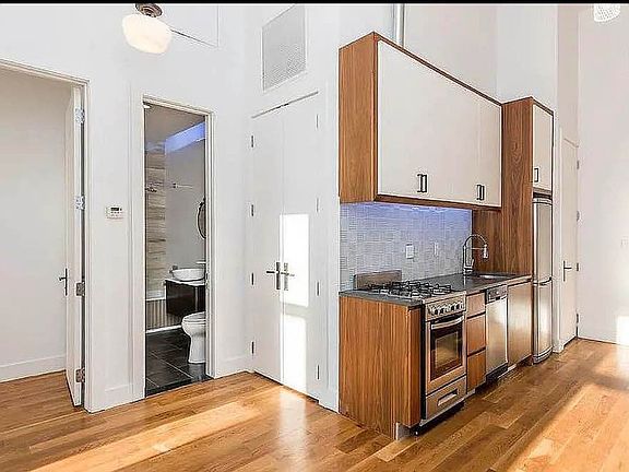 2nd image of 949 Willoughby Ave APT 209
