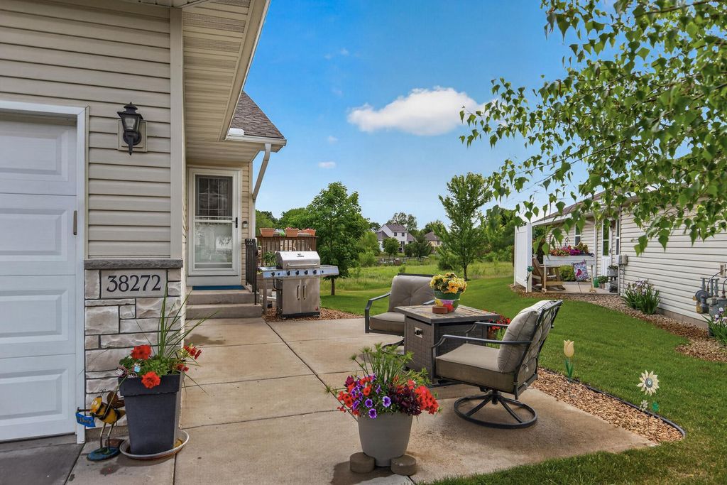 38272 Explorer Cir, North Branch, MN
