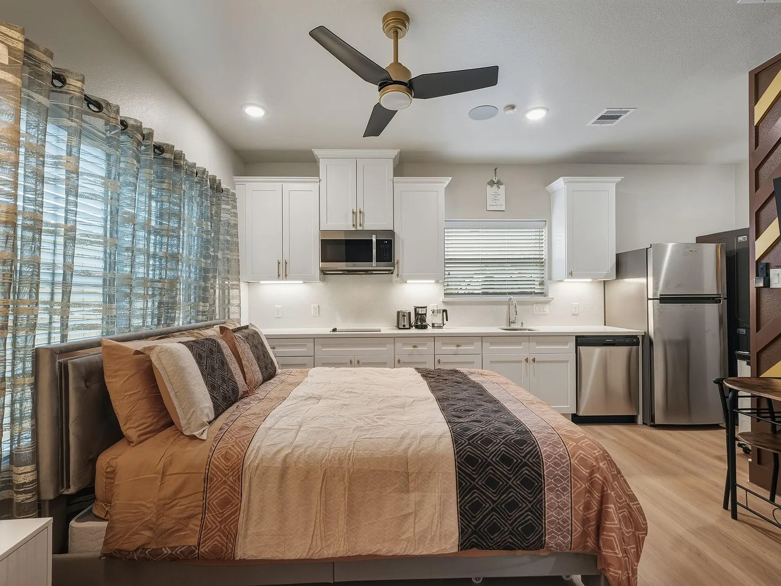 1 bed, 1.0 bath, 384 sqft, $1,295 — Photo 4