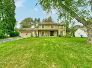 16 Kitty Hawk Dr, Pittsford, NY 14534
