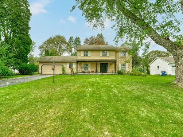 16 Kitty Hawk Dr, Pittsford, NY 14534