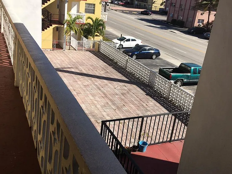 Jaclyn Apartments — Photo 22