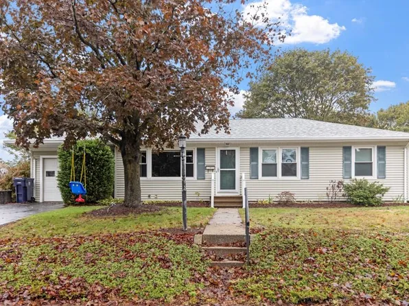 135 Greenmeadow Cir, North Kingstown, RI 02852