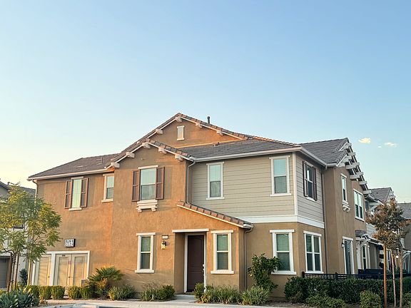 2nd image of 213-16502 Casa Grande Ave #213