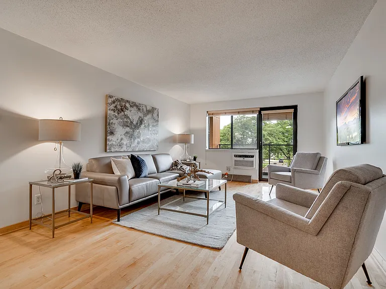 311 Kenwood Apartments — Photo 6