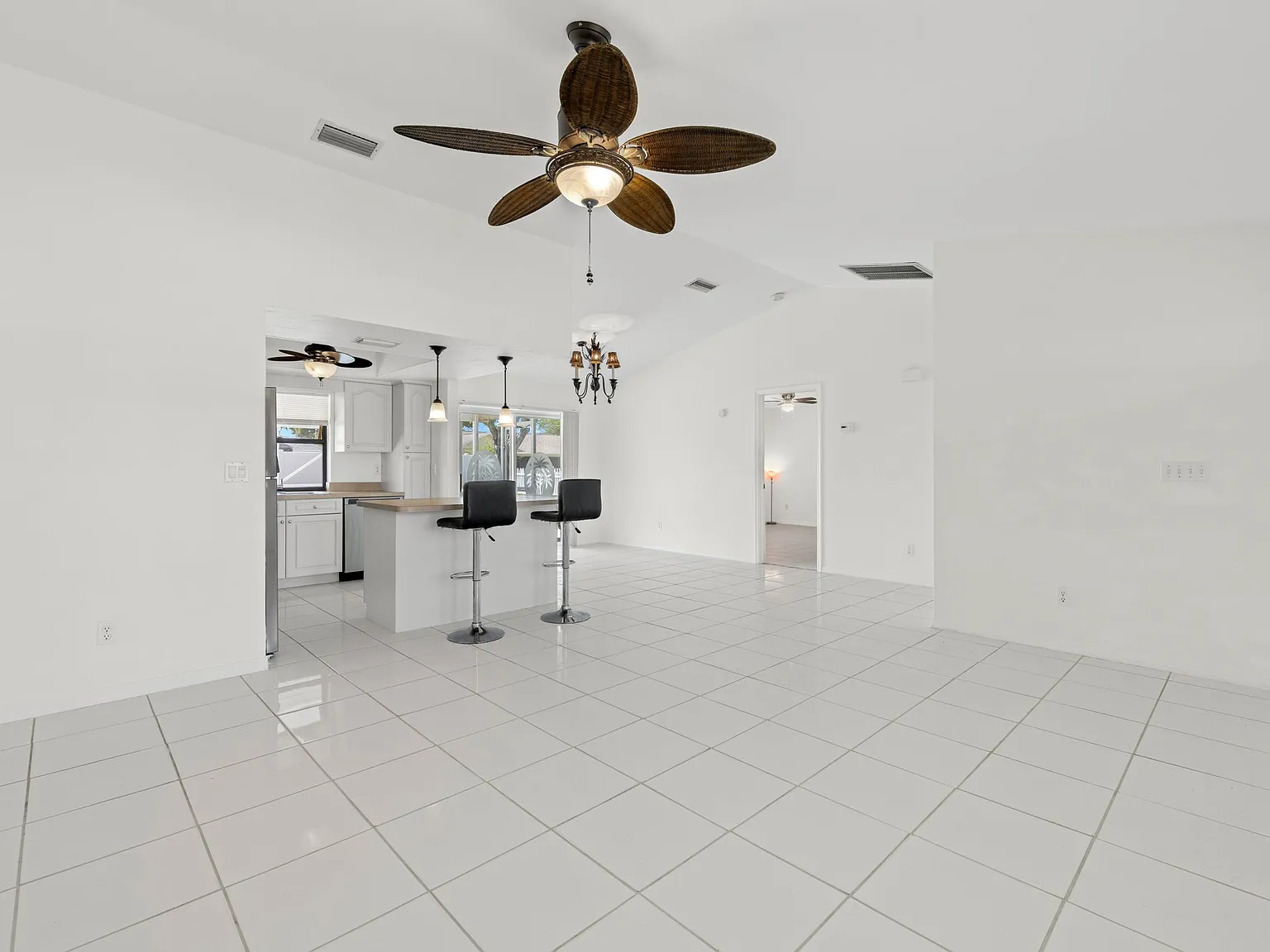 3 bed, 1226 sqft, $2,249 — Photo 2