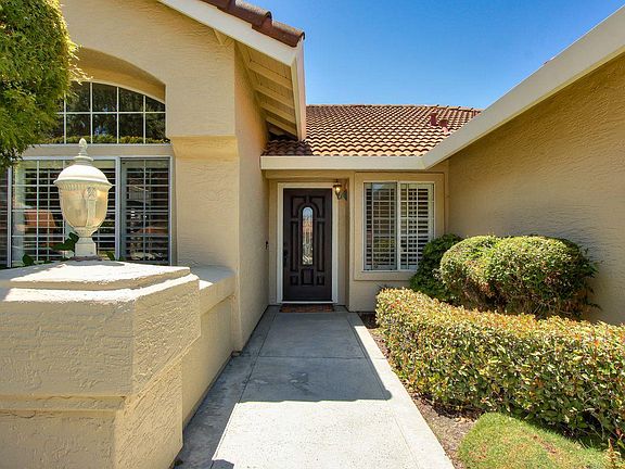 2nd image of 295 Fox Hollow Cir