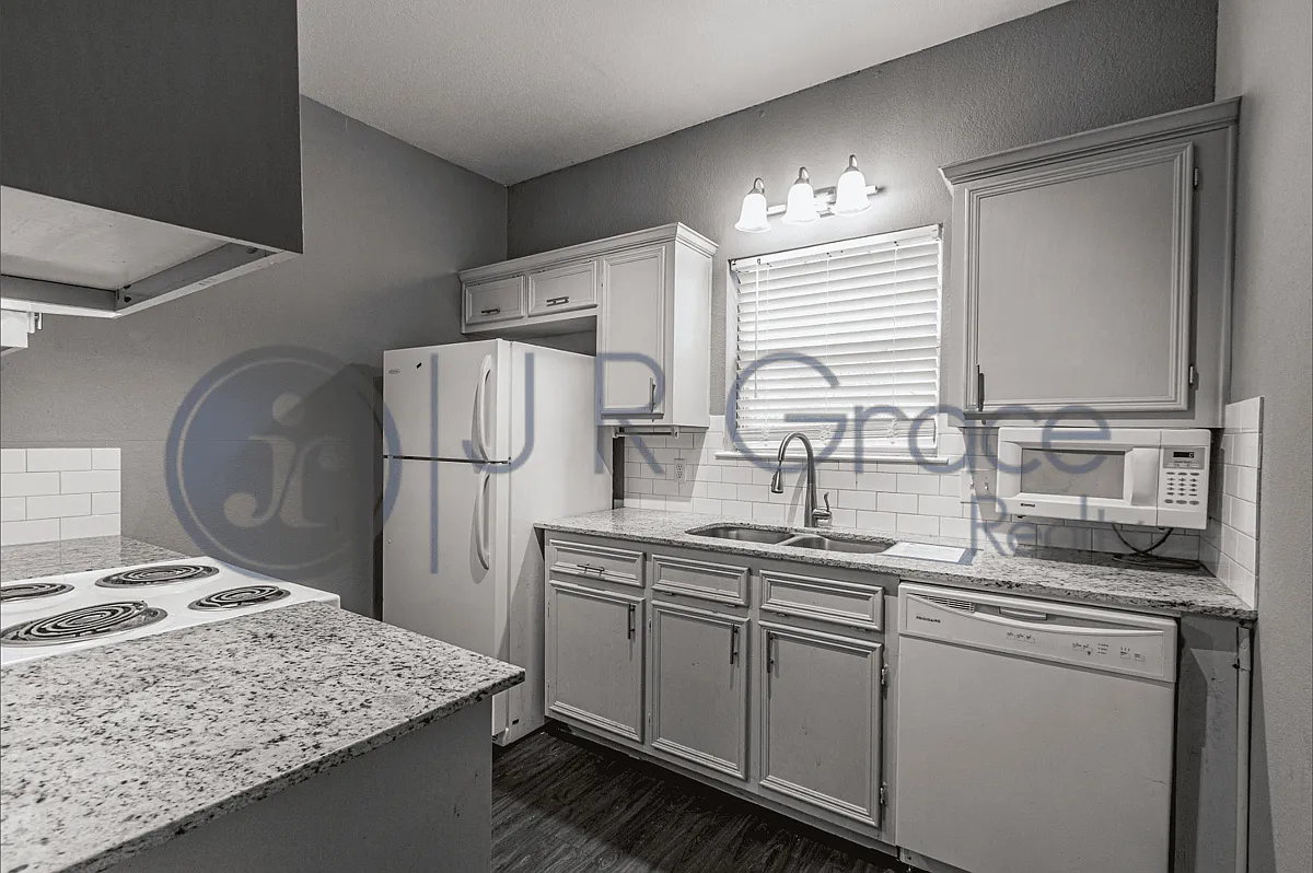 Bear Gardens - 1521 Bagby Unit E — Photo 3