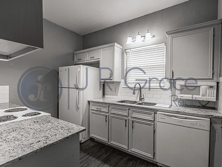 1521 Bagby Ave — Photo 3