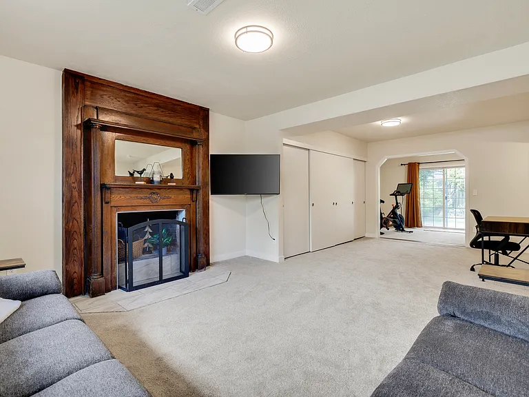 Lower Level
+60" TV
+Aesthetic fireplace
+2nd desk
+Couch recliners