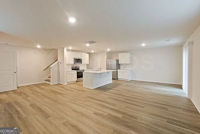 4 bed, 2.5 bath, 1927 sqft, $2,075 — Photo 3