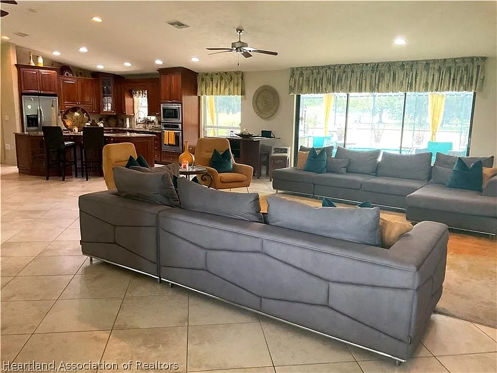 4 bed, 2.5 bath, 3497 sqft, $3,000 — Photo 3