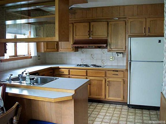 3rd image of 1070 Sweeney St