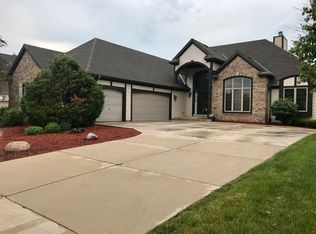 W173N5328 Ravenwood Dr, Menomonee Falls, WI 53051