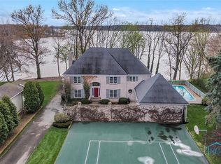 131 Harbor Point Rd, Rossford, OH 43460