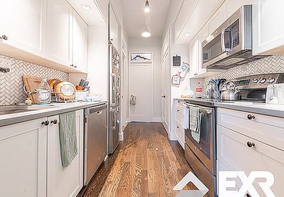 2nd image of 546 Bainbridge St #3T