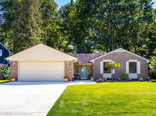 41555 Sunnydale Ln, Northville, MI 48168