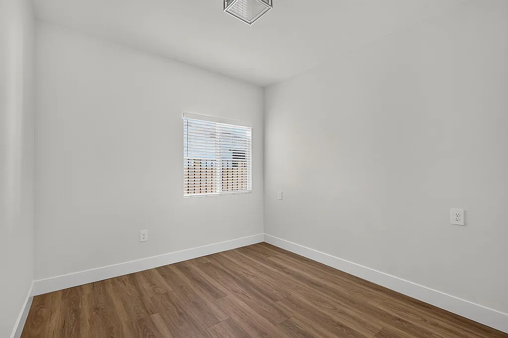 2 bed, 1000 sqft, $2,400 — Photo 3