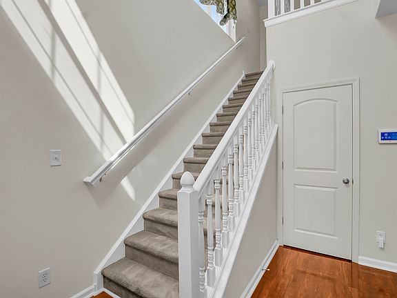 5th image of 2542 Middle View Dr