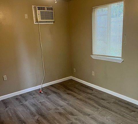 3rd image of 139 Pine St APT 3