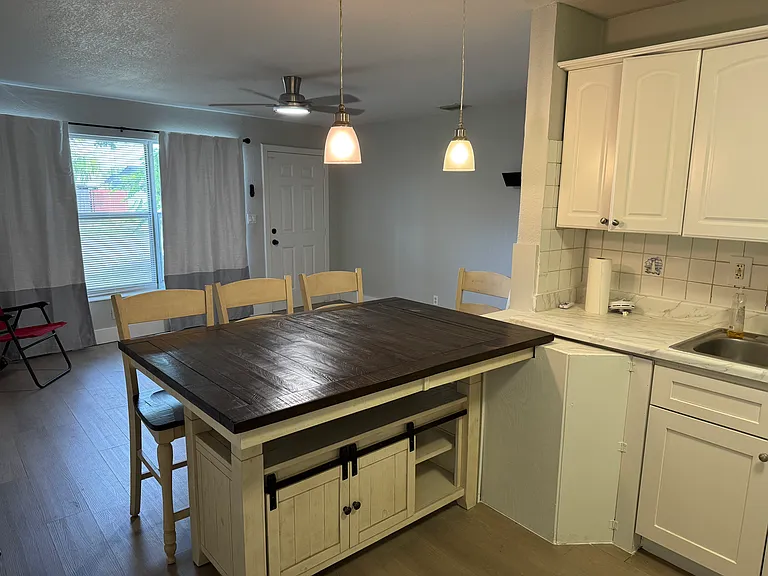 2621 NE 8th Ave — Photo 14