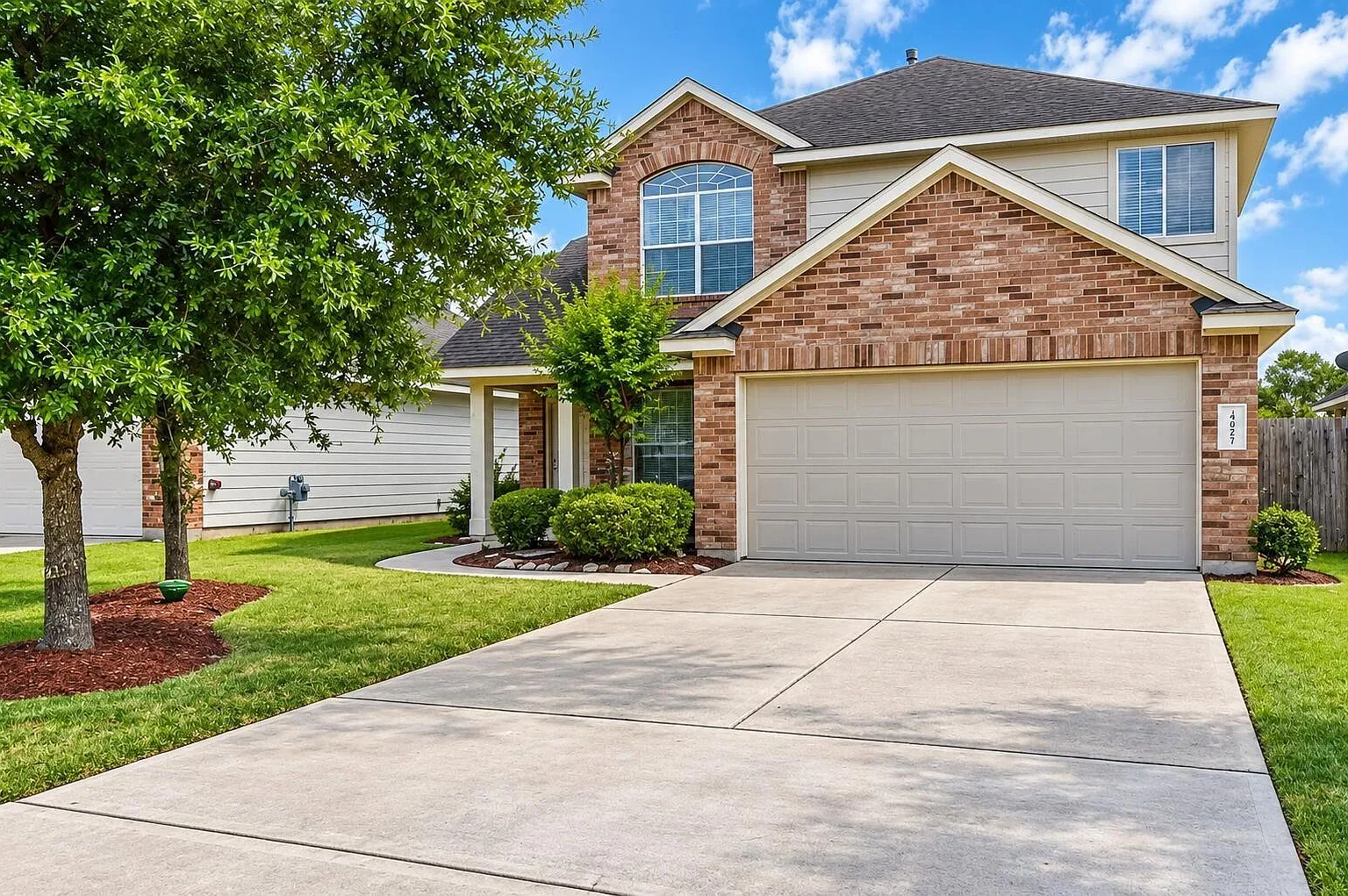 4 bed, 2.5 bath, 1910 sqft, $2,300 — Photo 1