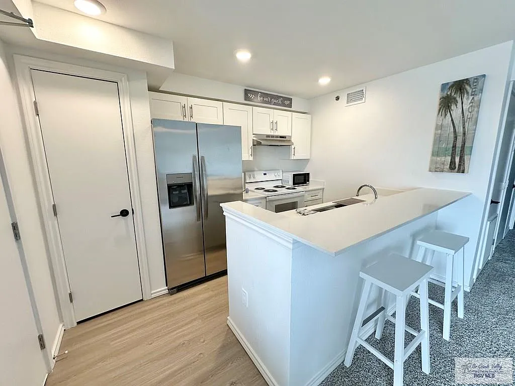 2 bed, 2.0 bath, 880 sqft, $2,500 — Photo 3