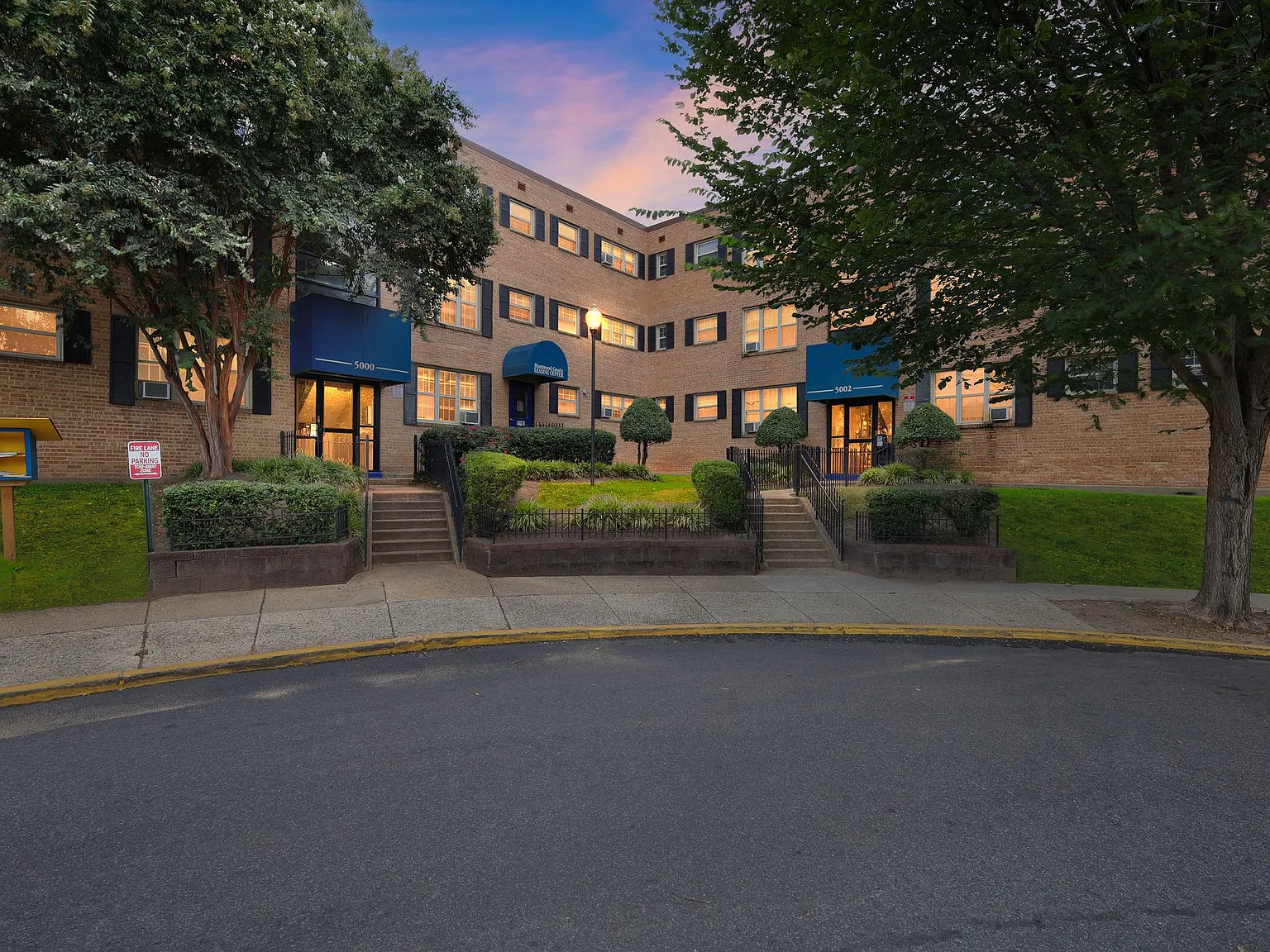 Huntwood Courts — Photo 1
