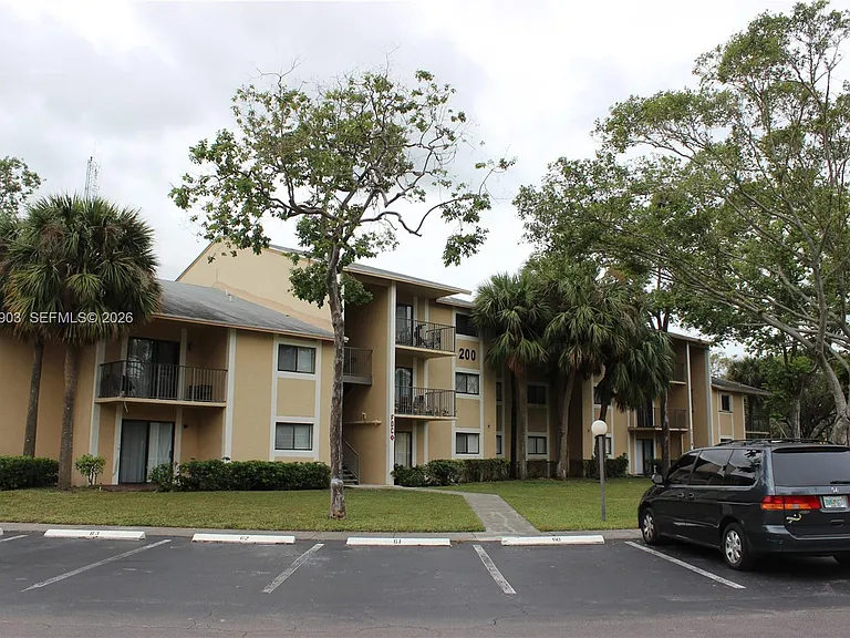 400 Palm Cir W #201 — Photo 45