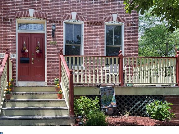 2nd image of 835 N Van Buren St