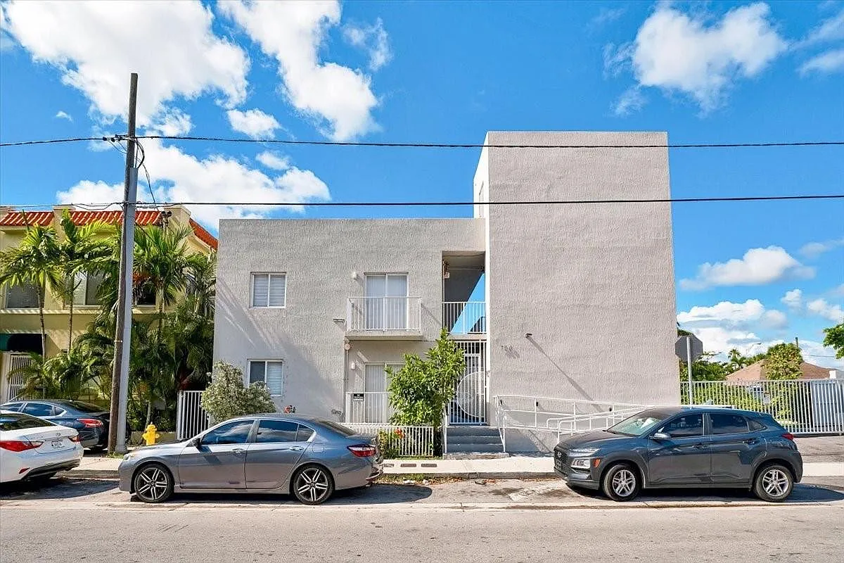 2 bed, 1.0 bath, 10578 sqft, $2,400 — Photo 3