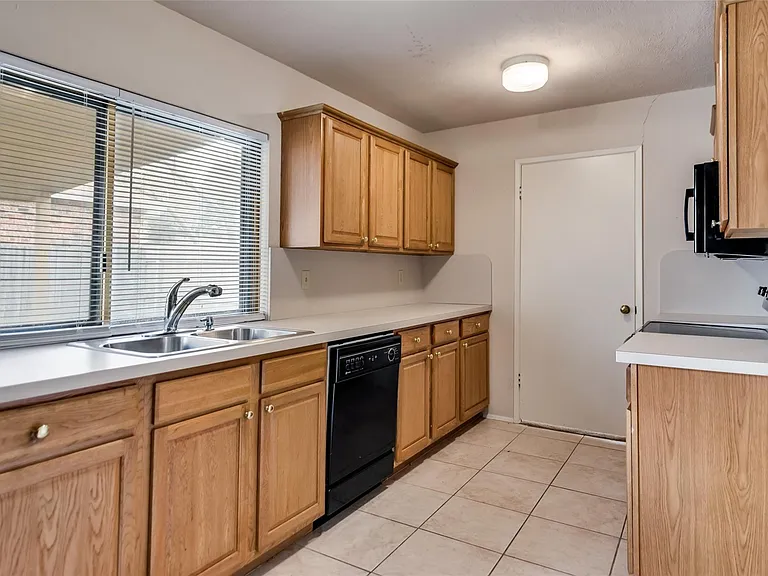 1429 Whitehall Dr — Photo 9