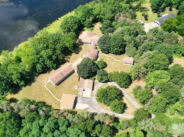 1295 Bald Eagle Lake Rd, Ortonville, MI 48462