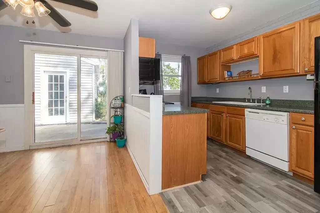 3 bed, 1001 sqft, $1,650 — Photo 3