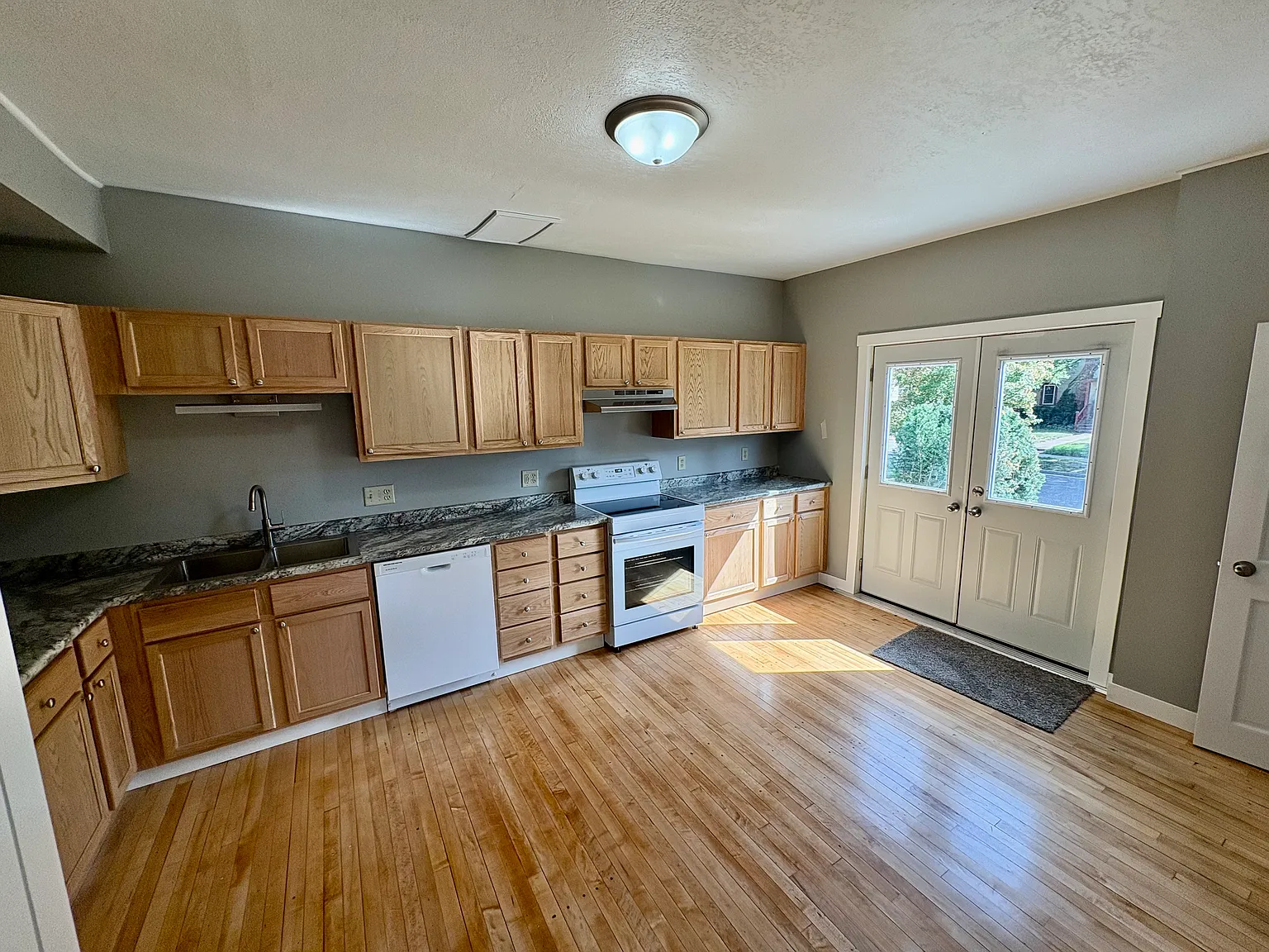3 bed, 1217 sqft, $1,750 — Photo 2