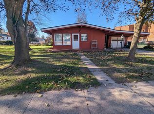 909 Dickinson St, New London, WI 54961