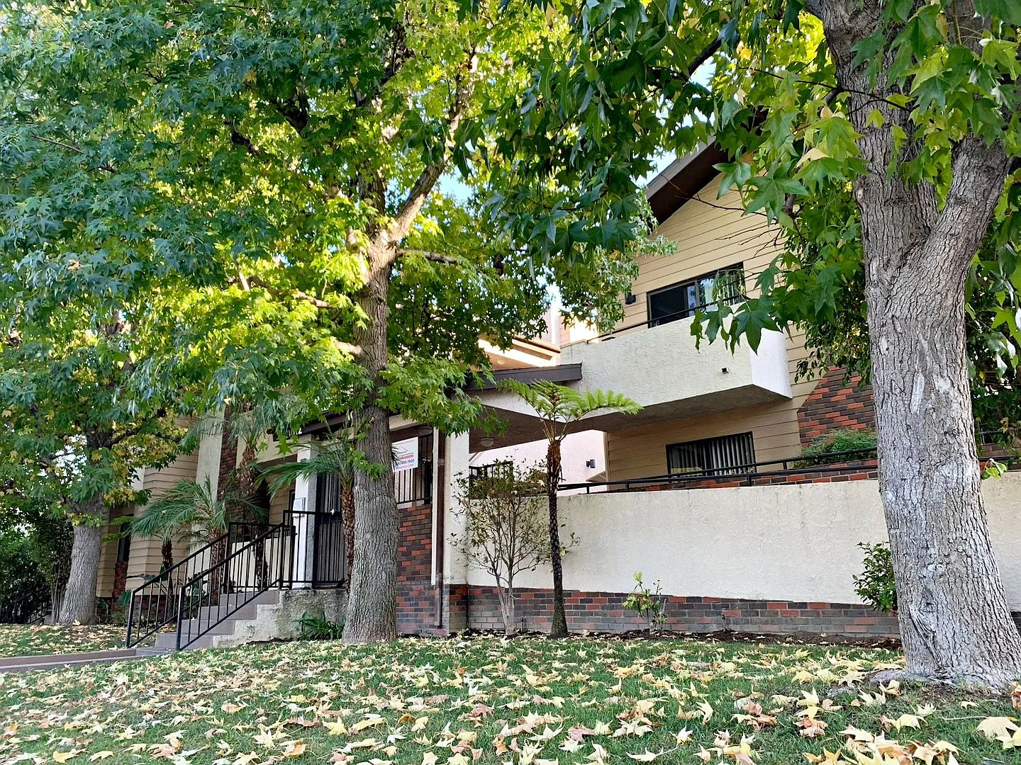 1010-1012 E Acacia Ave — Photo 4