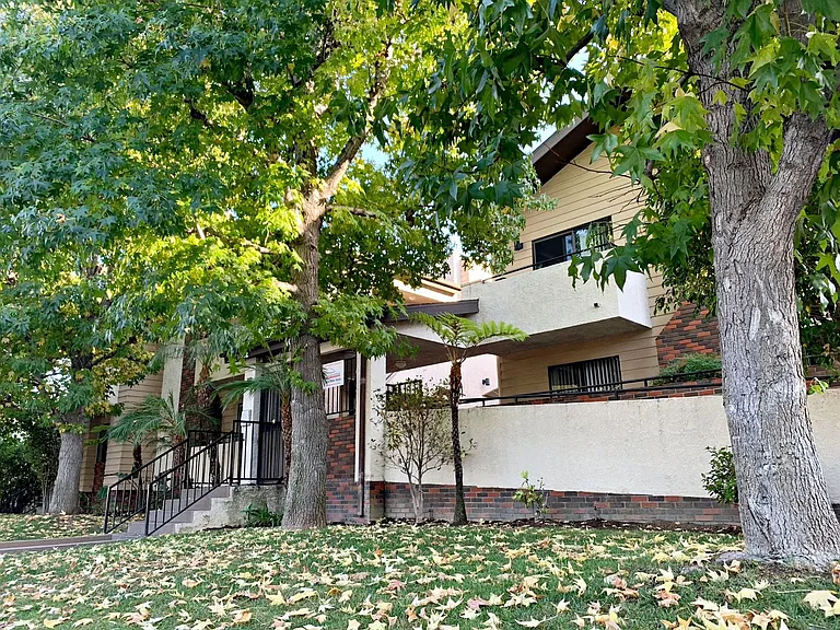 1010-1012 E Acacia Ave — Photo 26