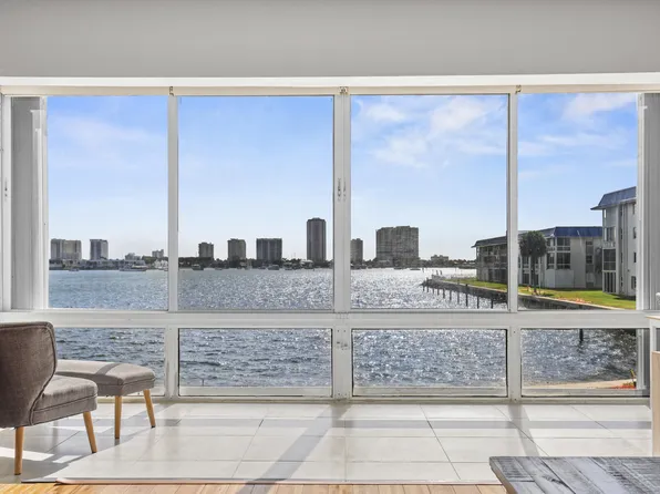 2936 Lake Shore Dr, Riviera Beach, FL