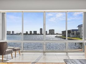2936 Lake Shore Dr