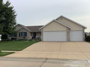 908 Springbrook Ln, De Witt, IA 52742