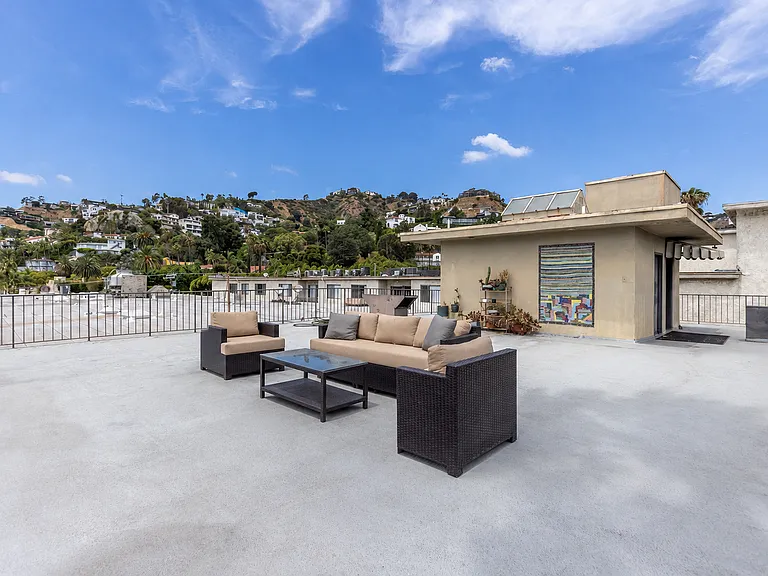 1539 N Laurel Ave #103 — Photo 43