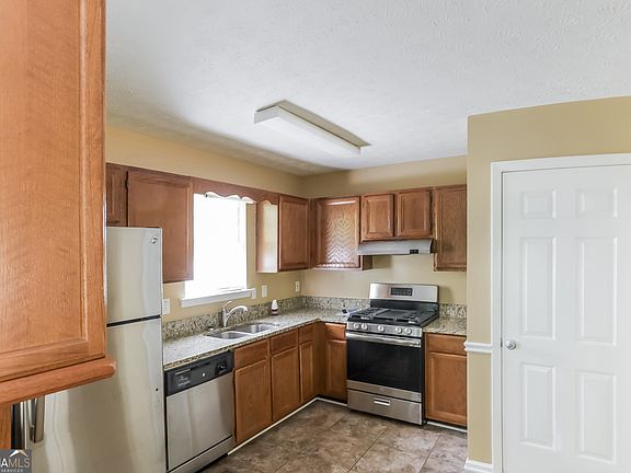 5th image of 595 Deering Dr