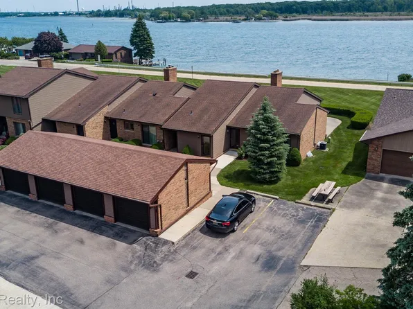 2500 River Rd APT 59, Marysville, MI 48040