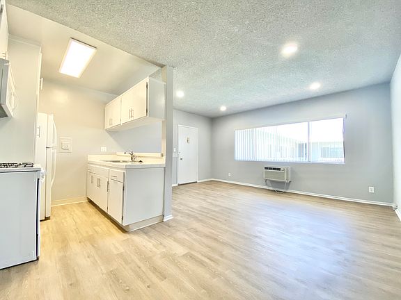 3rd image of 12309 Burbank Blvd APT 3